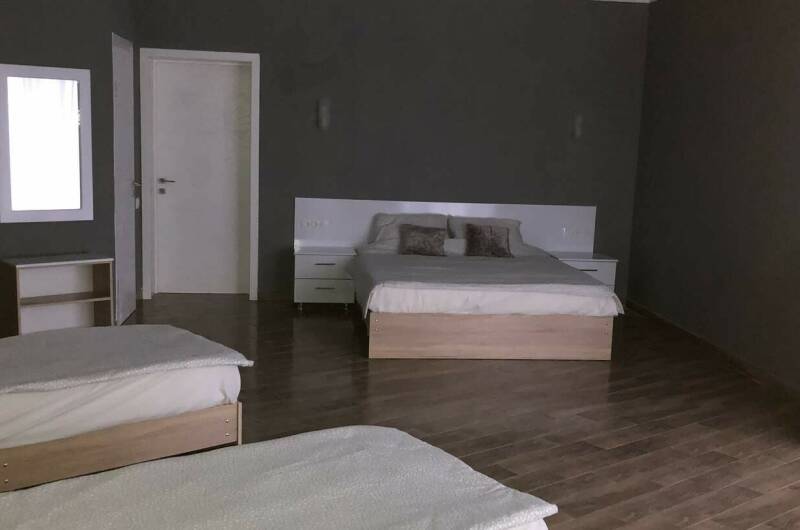 Четырёхместный номер с выходом на бассейн