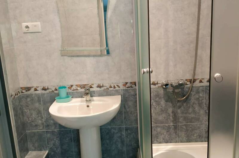 Бюджетный номер ''Корабли'' с видом на горы