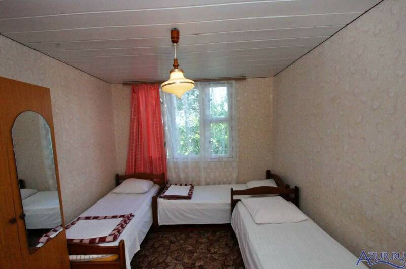 Трёхместный «эконом» в деревянном домике