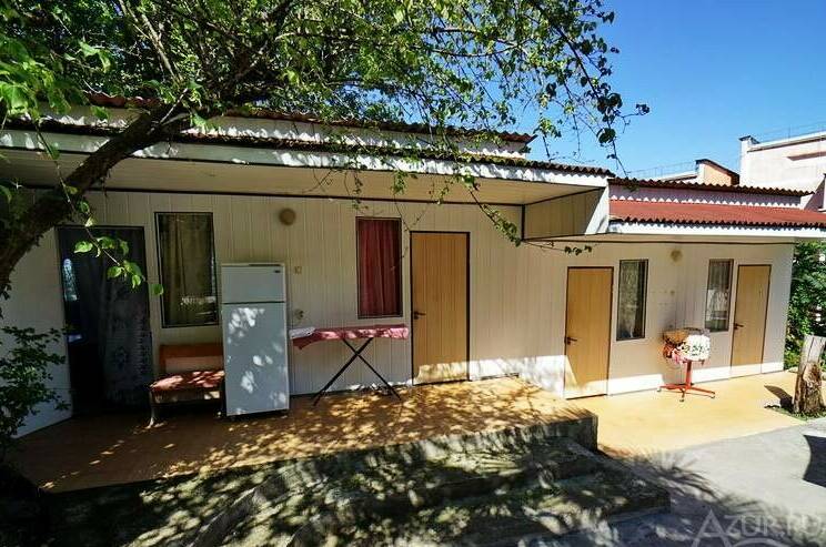 Трёхместный «эконом» в деревянном домике