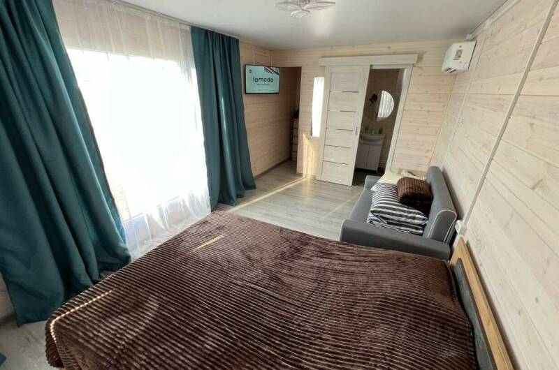 Домик с видом на бассейн с диванчиком