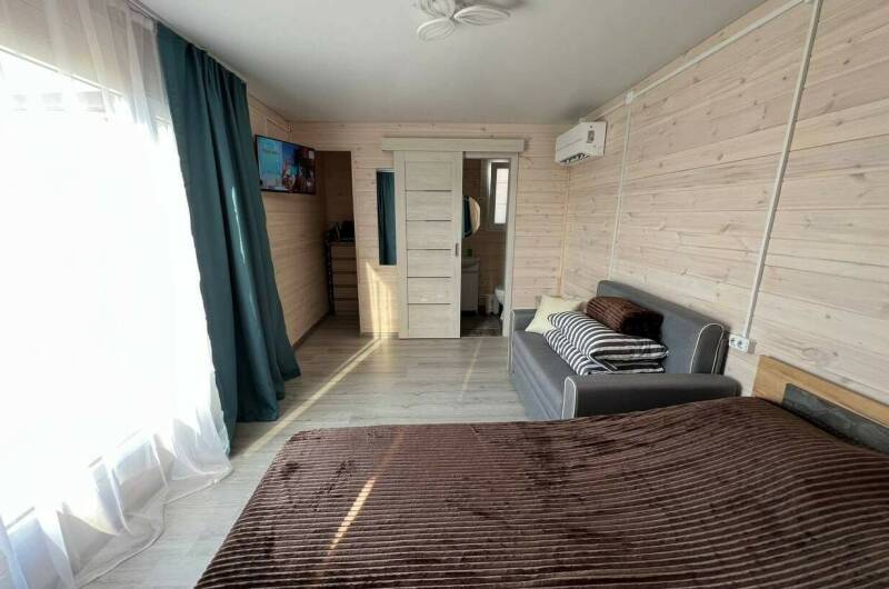 Домик с видом на бассейн с диванчиком