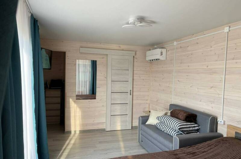 Домик с видом на бассейн с диванчиком