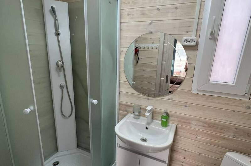 Домик с видом на бассейн с диванчиком