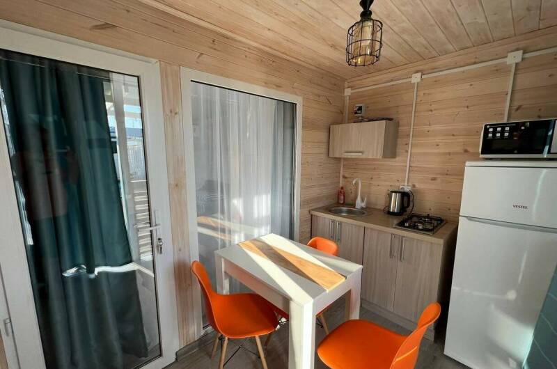 Домик с видом на бассейн с диванчиком