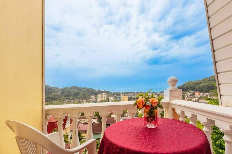 Трехместный номер с балконом