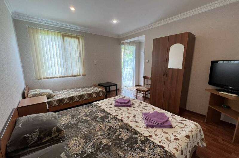 Трехместный номер с видом на горы