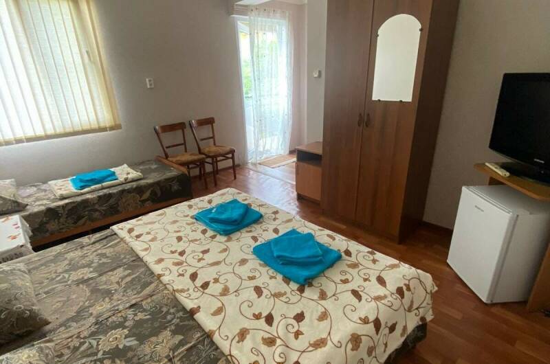 Трехместный номер с видом на горы