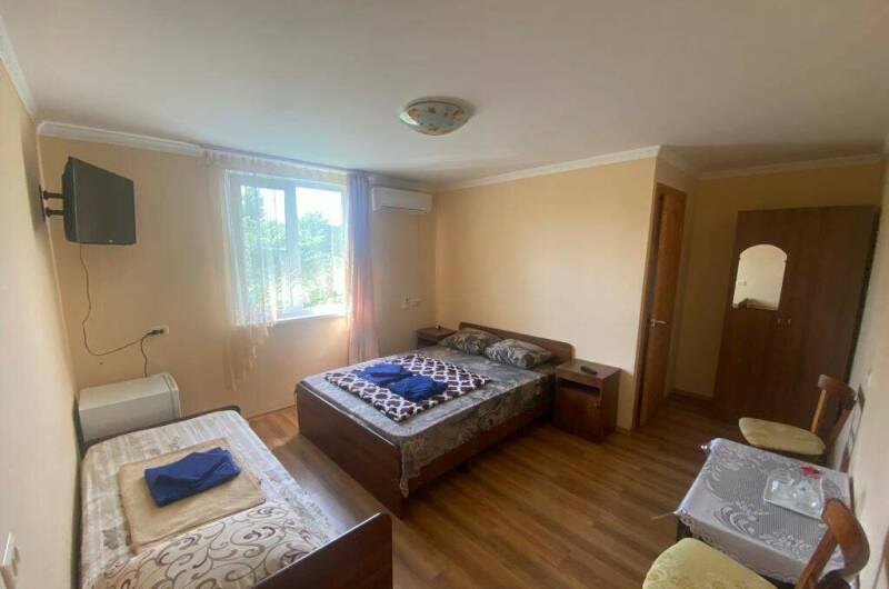 Трехместный номер с балконом