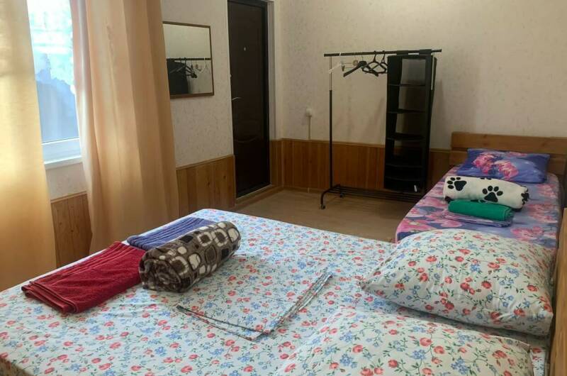 Трехместный с двориком