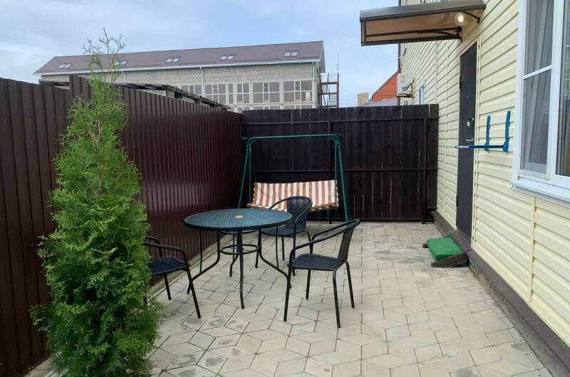 Трехместный с двориком