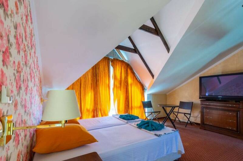 Трёхместный номер с балконом и видом на бассейн