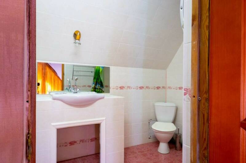 Трёхместный номер с балконом и видом на бассейн