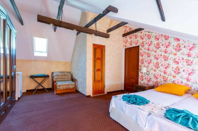 Трёхместный номер с балконом и видом на бассейн