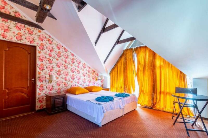 Трёхместный номер с балконом и видом на бассейн