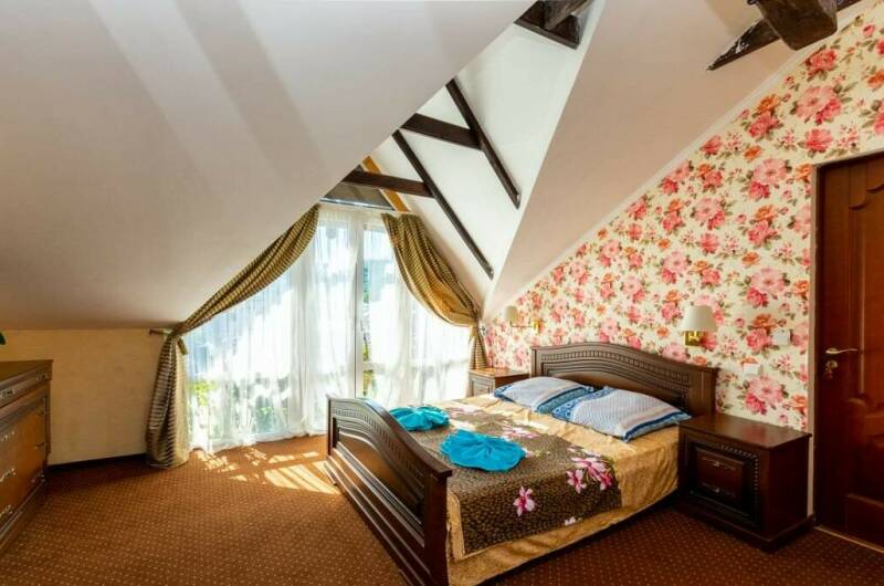 Трёхместный номер с балконом и видом на бассейн