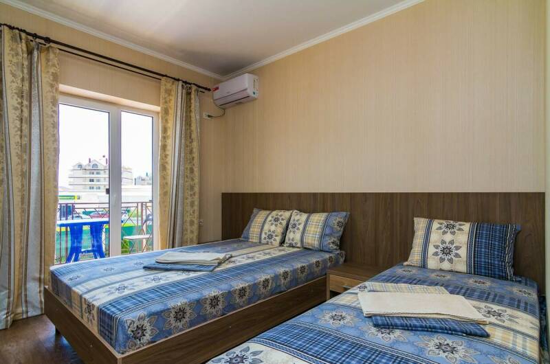 Трехместный номер с балконом