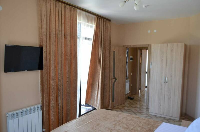 Двухкомнатный номер на 3−4 человека с балконом