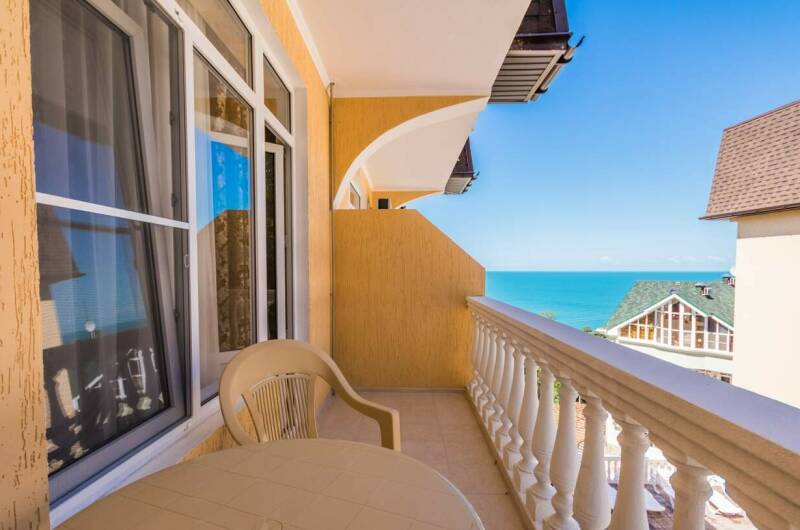 Семейный номер с видом на море и бассейн