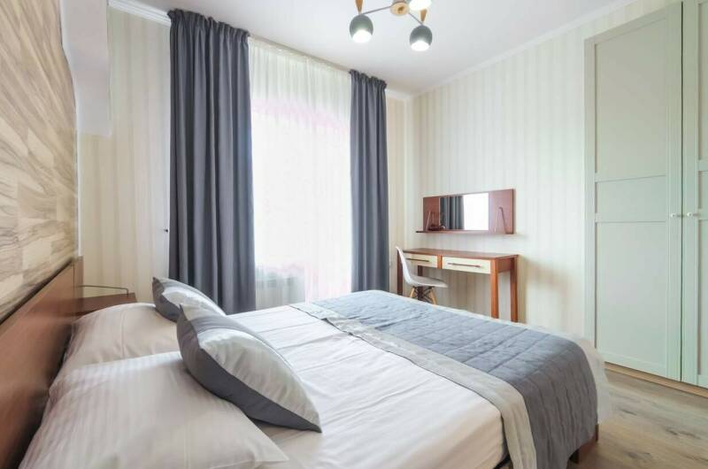 Двухкомнатный, трехэтажный корпус