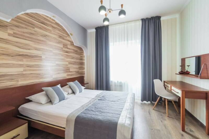 Двухкомнатный, трехэтажный корпус