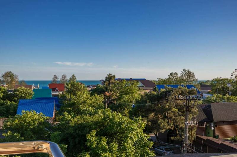 Двухкомнатный, трехэтажный корпус