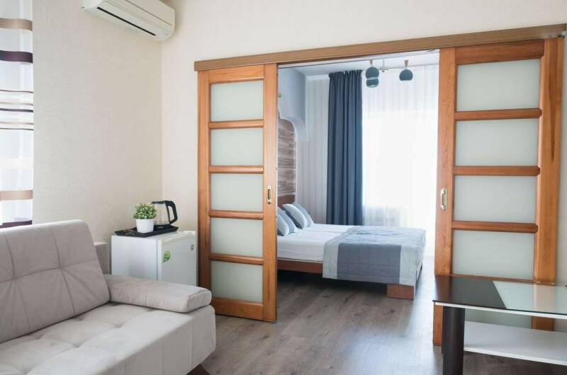 Двухкомнатный, трехэтажный корпус