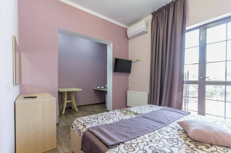 Комната с 2х.сп. кроватью, балконом, видом на море