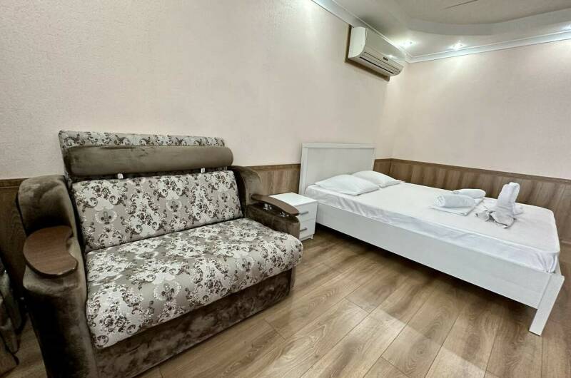 Двухкомнатный на 6 чел с отдельным входом и кухней