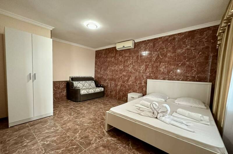 Двухкомнатный на 6 чел с отдельным входом и кухней