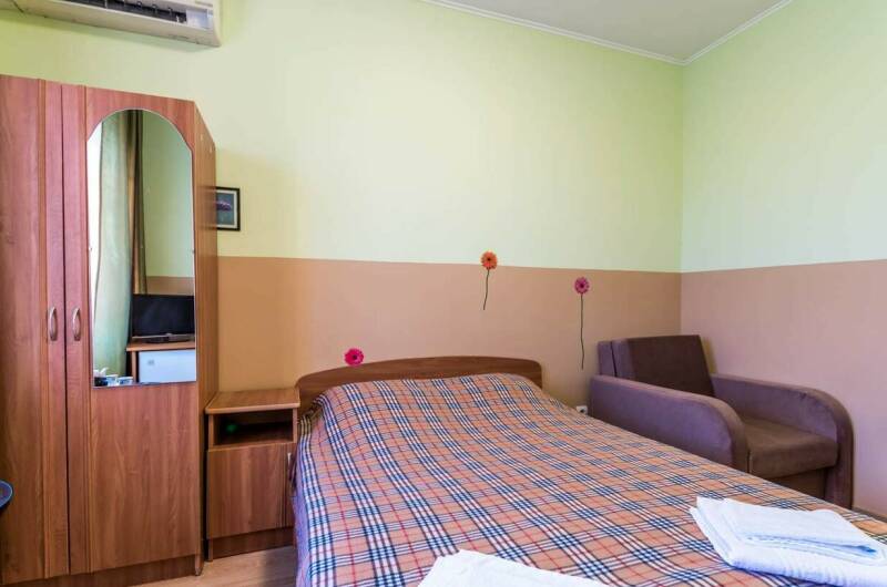 2-х мест. однокомн. помещ-е со всеми удоб. и балк