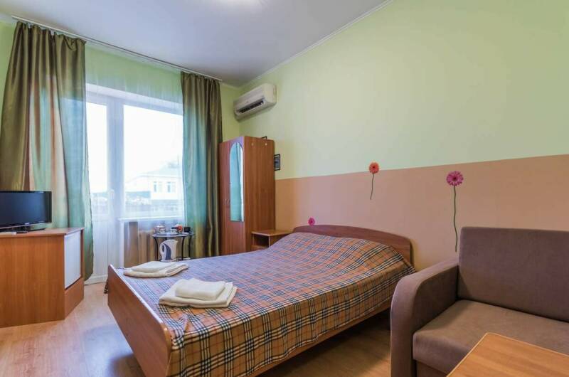 2-х мест. однокомн. помещ-е со всеми удоб. и балк