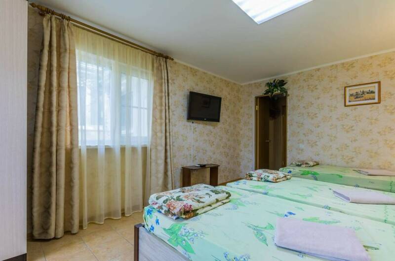 Трёхместный номер «Стандарт» 1 (с удобствами)