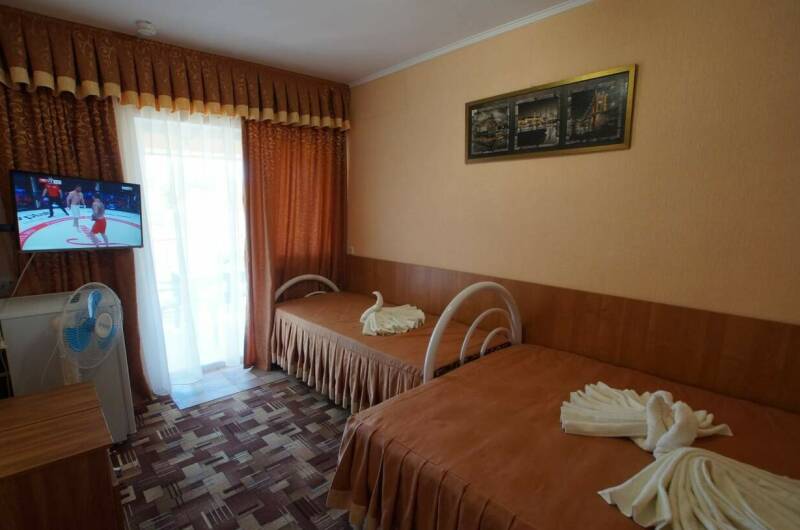 Трёхместный номер с балконом