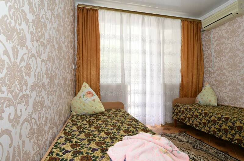 Трехместный номер (раздельные кровати, балкон)