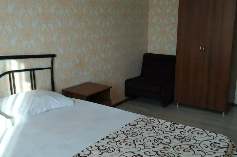 Комната для троих с балконом, удобства на этаже