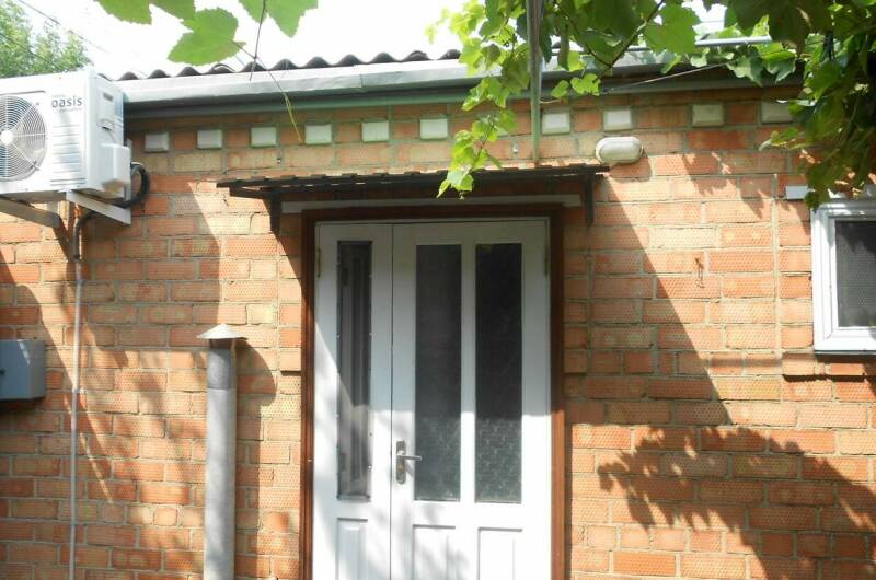 2- 3 — местный домик во дворе