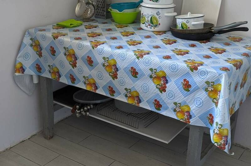 2- 3 — местный домик во дворе