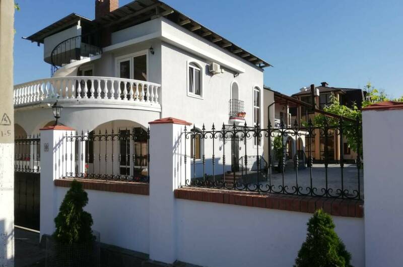 Улучшенная четырехместная комната с балконом