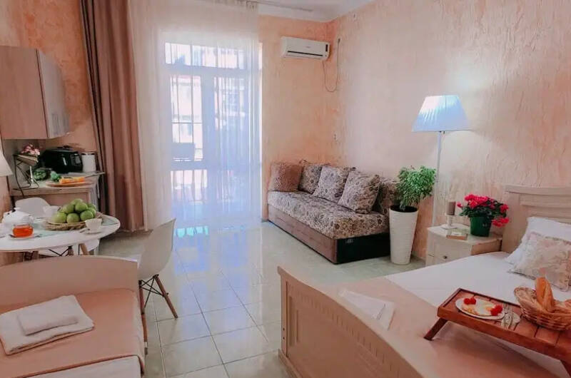 Пятиместный номер-студия с мини-кухней