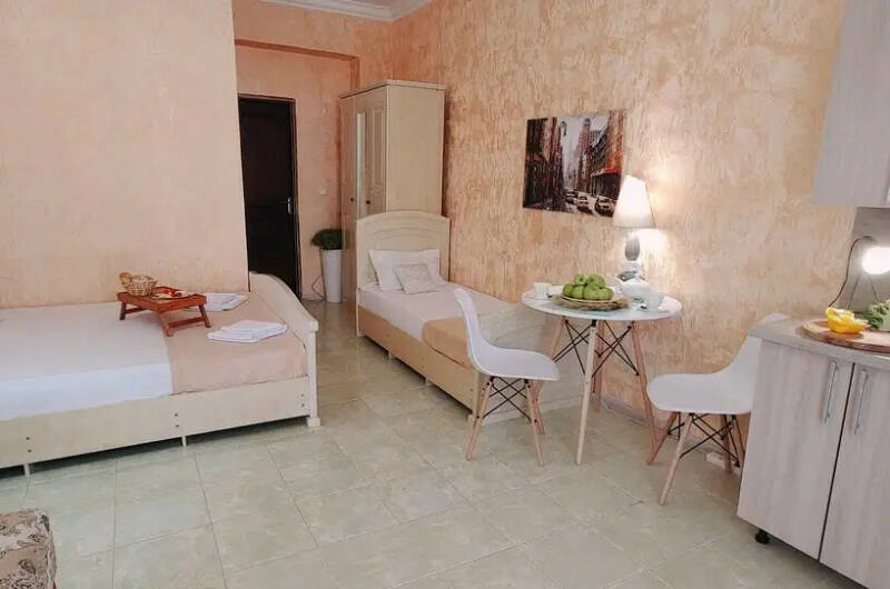 Пятиместный номер-студия с мини-кухней