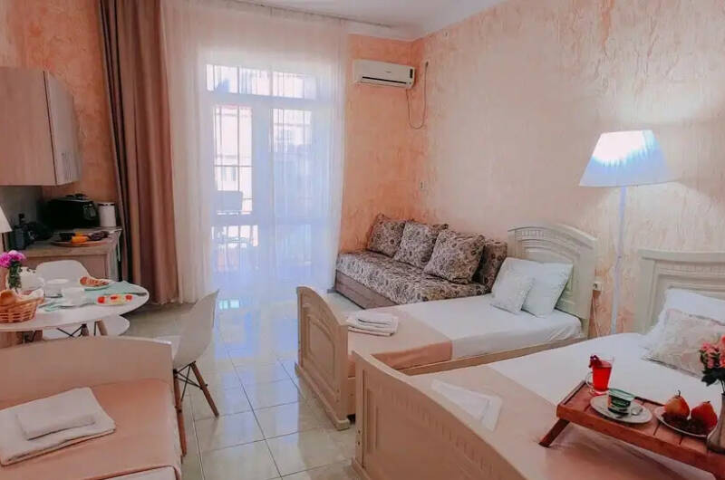 Шестиместный номер-студия с мини-кухней