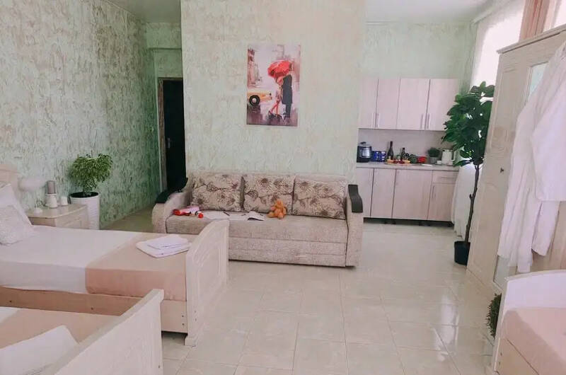 Шестиместный номер-студия с мини-кухней