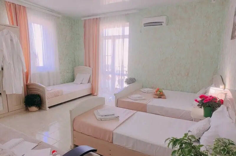 Шестиместный номер-студия с мини-кухней