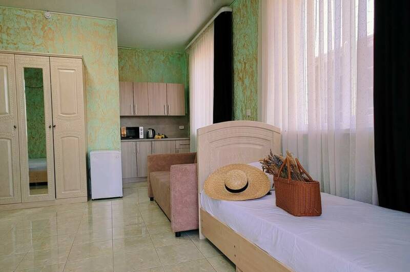 Семиместный номер-студия с мини-кухней