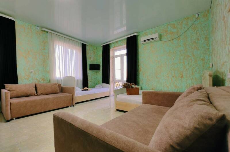 Семиместный номер-студия с мини-кухней