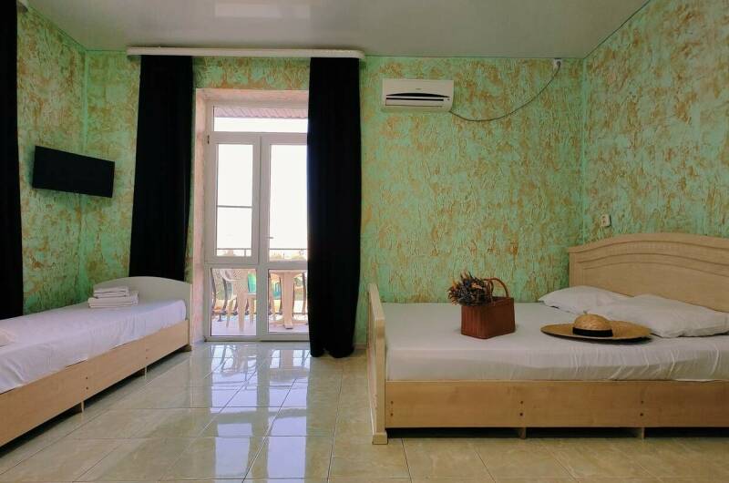 Семиместный номер-студия с мини-кухней