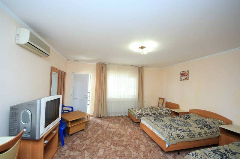 Номер «Семейный» с балконом 5 местный (Номер 5)