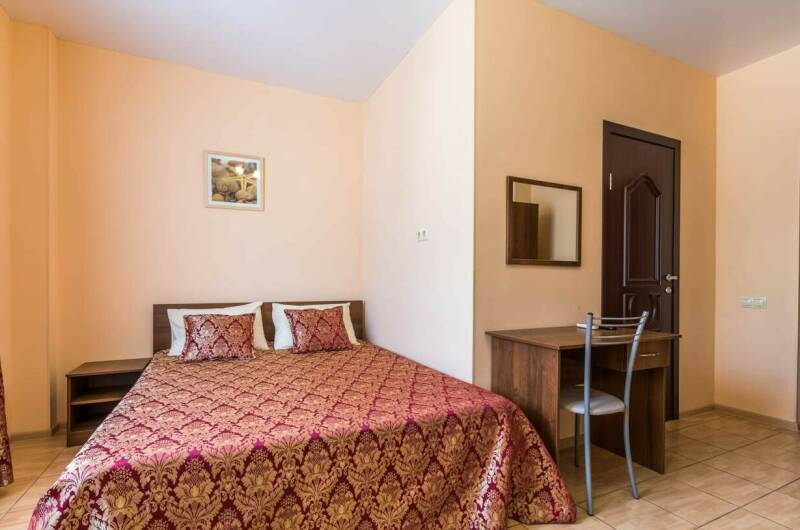 Трёхместный номер «комфорт» с балконом