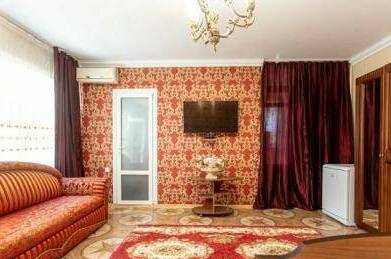 Большой «Комфорт» на 2—4 чел вид на садик